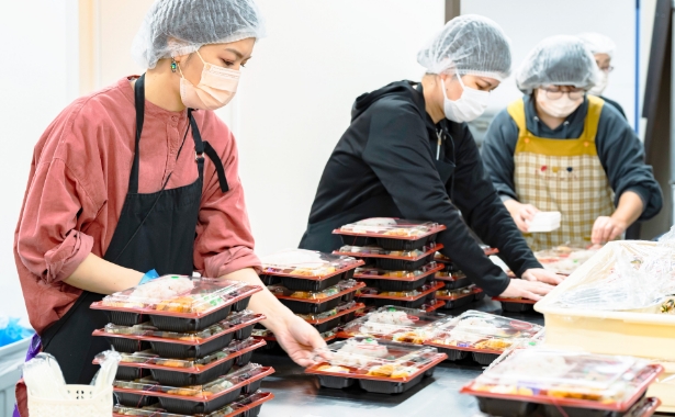 お弁当の調理、盛付、調理補助、配達の補助の風景